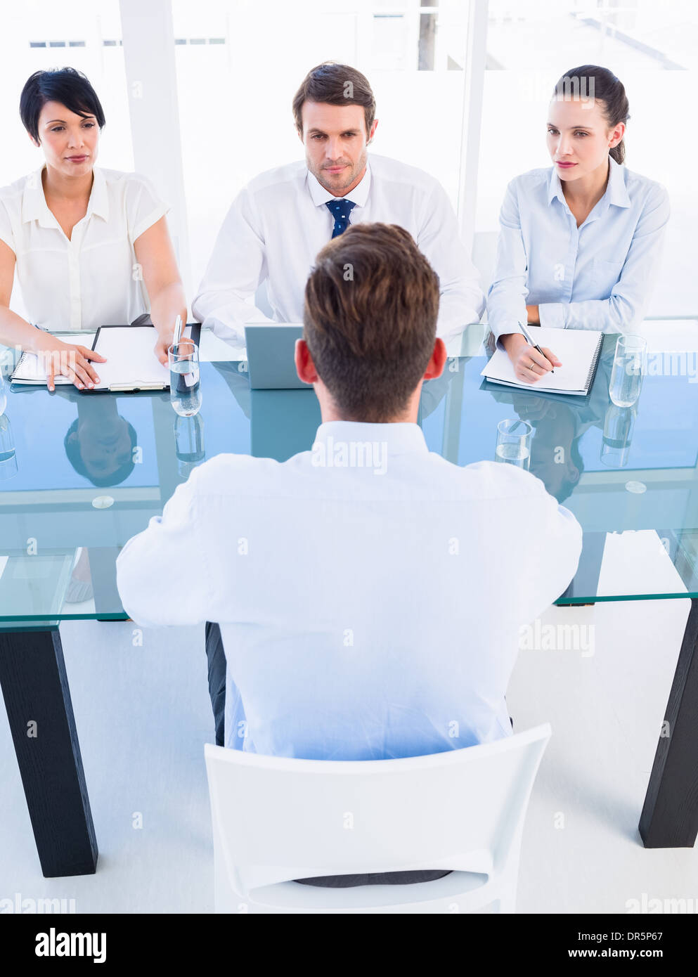 Reclutatori controllo del candidato durante il colloquio di lavoro Foto Stock