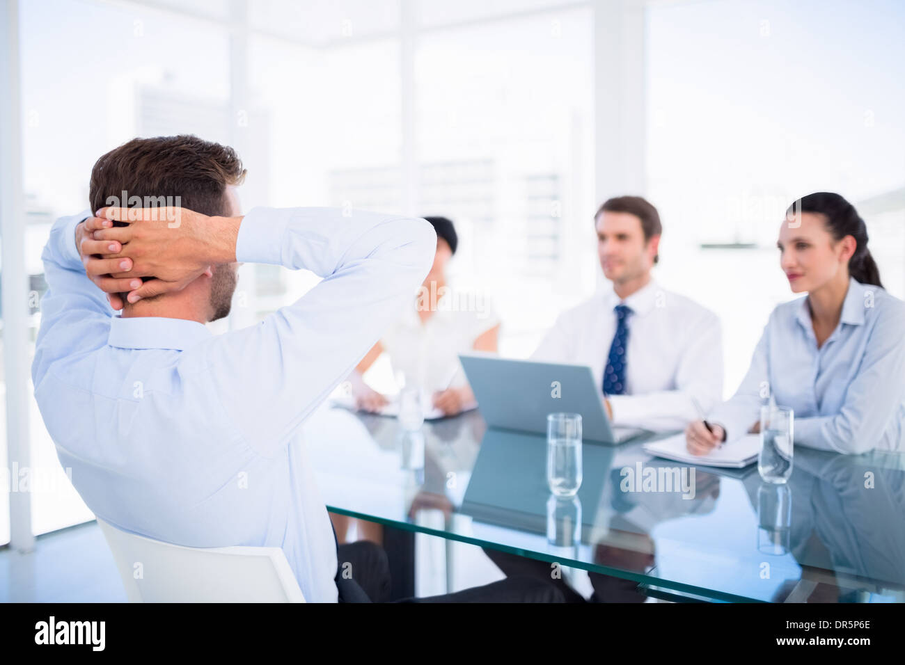 Reclutatori controllo del candidato durante il colloquio di lavoro Foto Stock