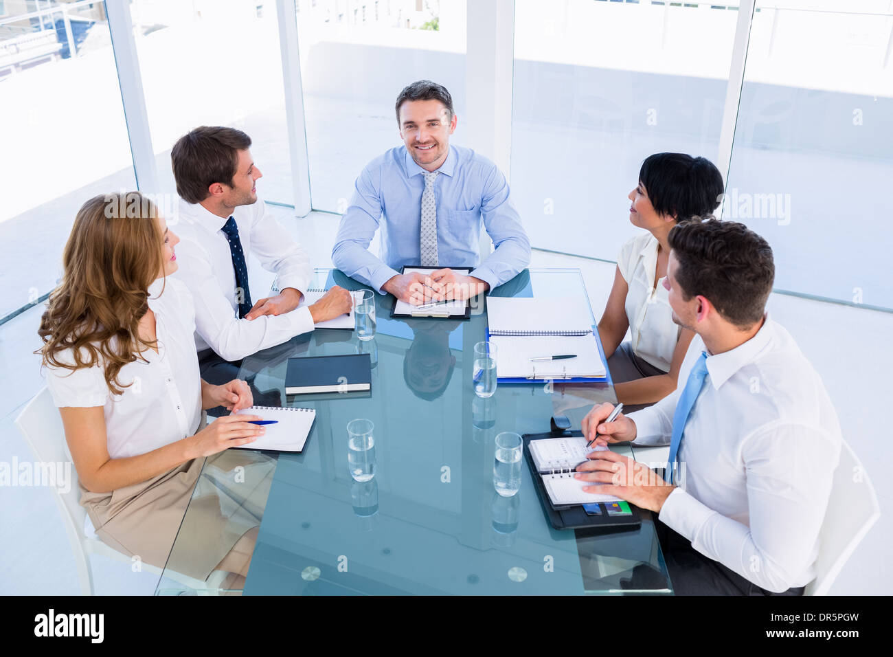 I dirigenti seduti attorno a un tavolo per conferenza Foto Stock