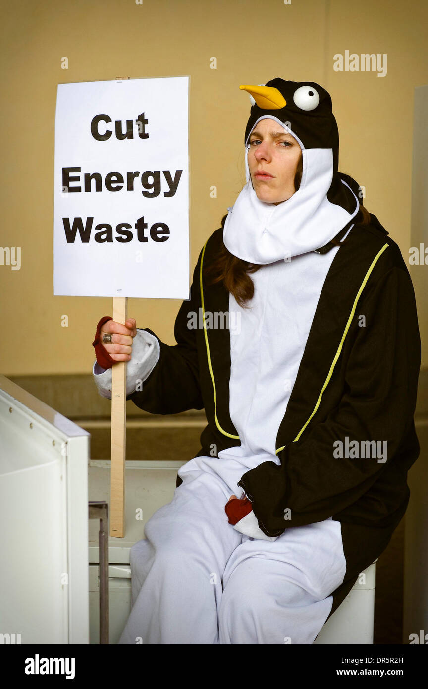 Mar 12, 2009 - Bruxelles, Belgio - Clima attivisti creare una simulazione di campo di rifugiati per i pinguini al di fuori della sede centrale della Commissione europea edificio per spingere l'Europa a non accettare la debolezza delle misure di efficienza energetica e di ciò che essi ritengono di confondere le modifiche apportate alle etichette di energia sulla chiave di elettrodomestici. Nella foto: i manifestanti vestiti con i costumi dei pinguini sono visto accanto ai frigoriferi durante un demonst Foto Stock