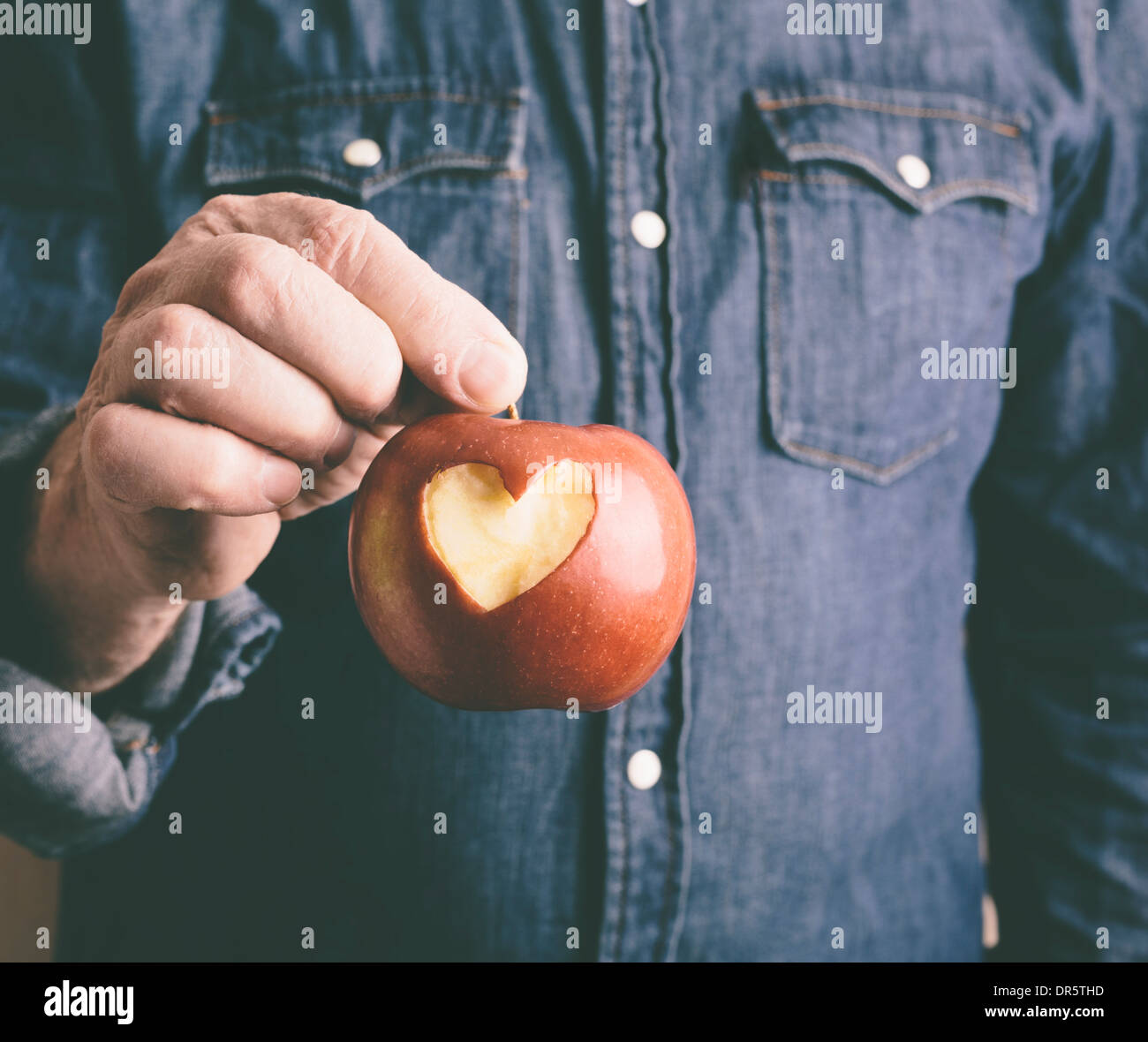 Red apple con mano di uomo Foto Stock