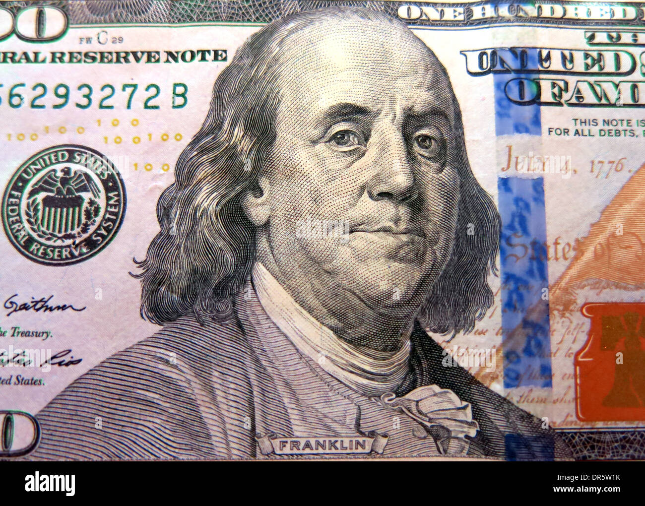 Ripresa macro di un marchio nuovo di un centinaio di dollari che mostra il volto di Benjamin Franklin Foto Stock