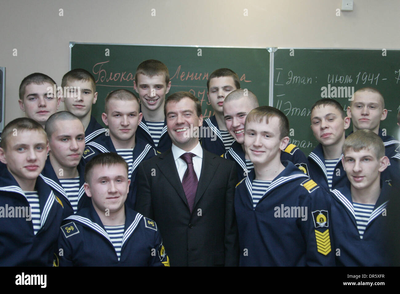 Jan 27, 2009 - San Pietroburgo, Russia - il Presidente russo Dmitry Medvedev con la scuola della marina nella classe cadetta-camera durante una visita a Nakhimov Navy scuola. (Credito Immagine: © PhotoXpress/ZUMA Premere) Restrizioni: * Il Nord e Sud America e diritti solo * Foto Stock