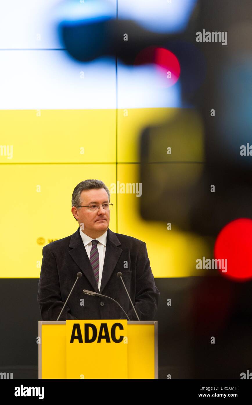 Monaco di Baviera, Germania. Xx gen, 2014. Presidente del consiglio di amministrazione di automobile club ADAC, Karl Obermair, tenere una conferenza stampa sugli attuali sviluppi nel caso di "Yello Angel (Gelber Engel) Award" presso la sede dell'ADAC a Monaco di Baviera, Germania, 20 gennaio 2014. I piani di ADAC organizzativi e le modifiche strutturali in reazione a una manipolazione scandalo in connessione con l'ADAC giallo del premio Angelo. Foto: LUKAS BARTH/dpa/Alamy Live News Foto Stock