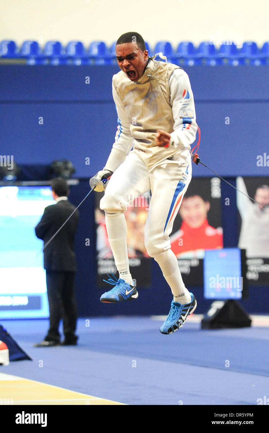 Parigi, Francia. 18 gennaio, 2014. Francese internazionale campionati di scherma. joie d Enzo Lefort (Fra) Credito: Azione Sport Plus/Alamy Live News Foto Stock