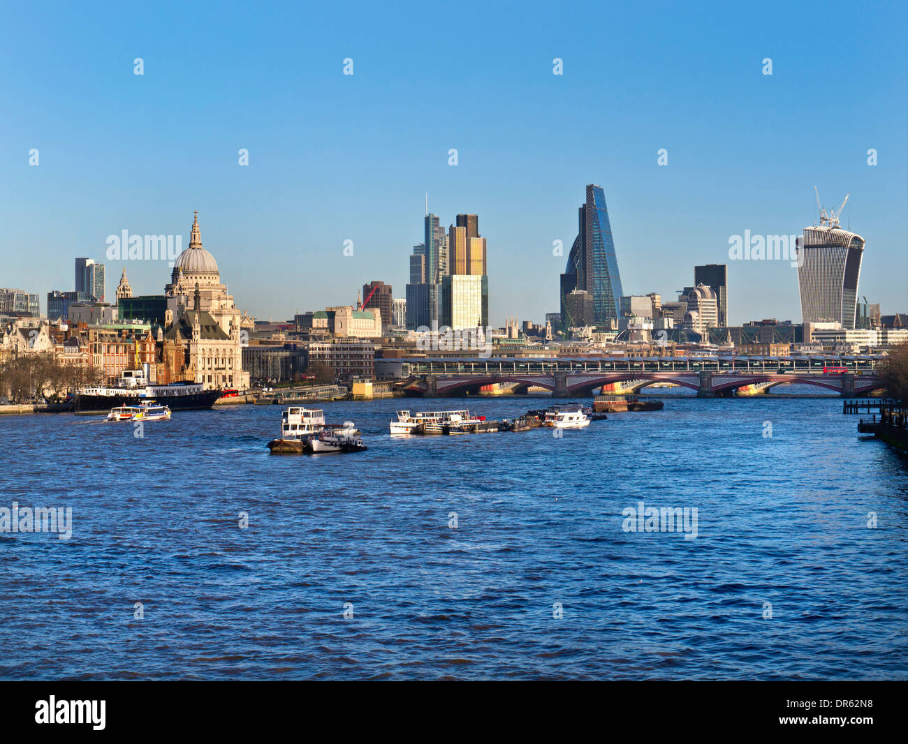 2014 vista della città di Londra e il fiume Tamigi visto da Waterloo Bridge London REGNO UNITO Foto Stock