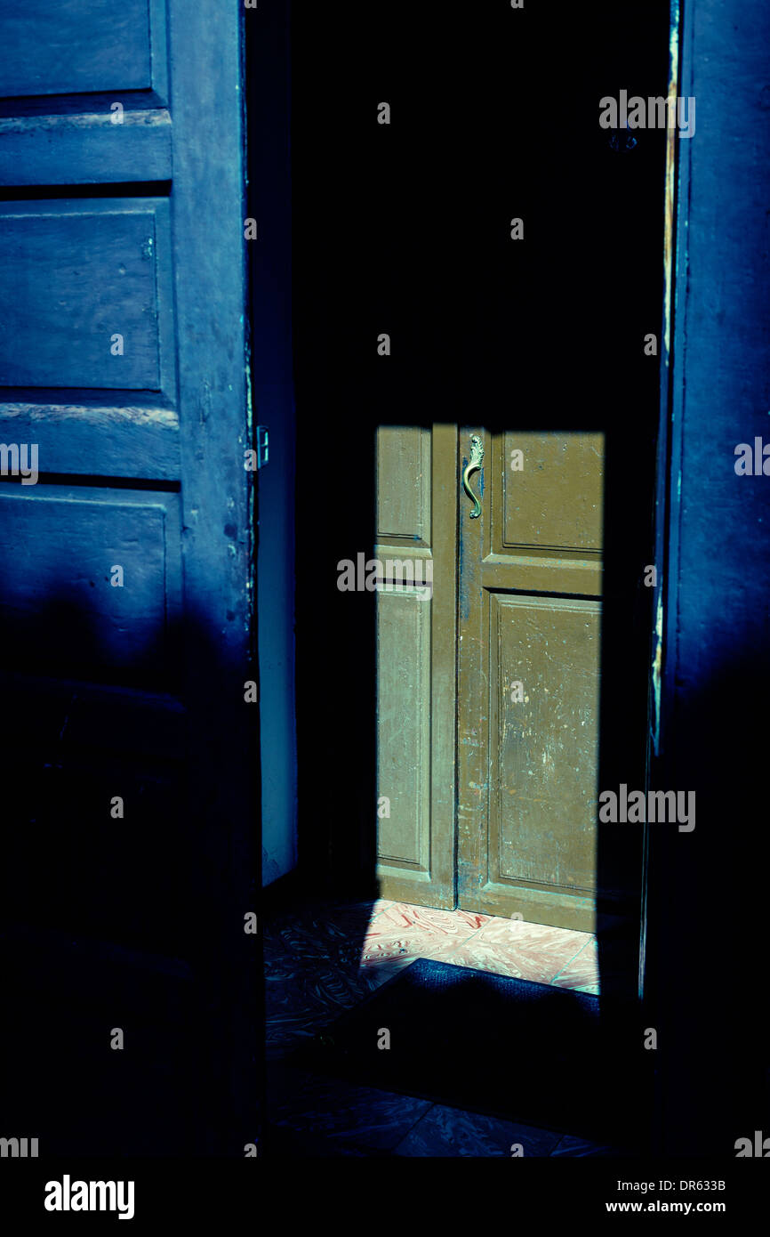 Porta con la luce del sole risplende nella creazione di ombre dure. Santa Cruz, La Palma Isole Canarie Spagna Foto Stock