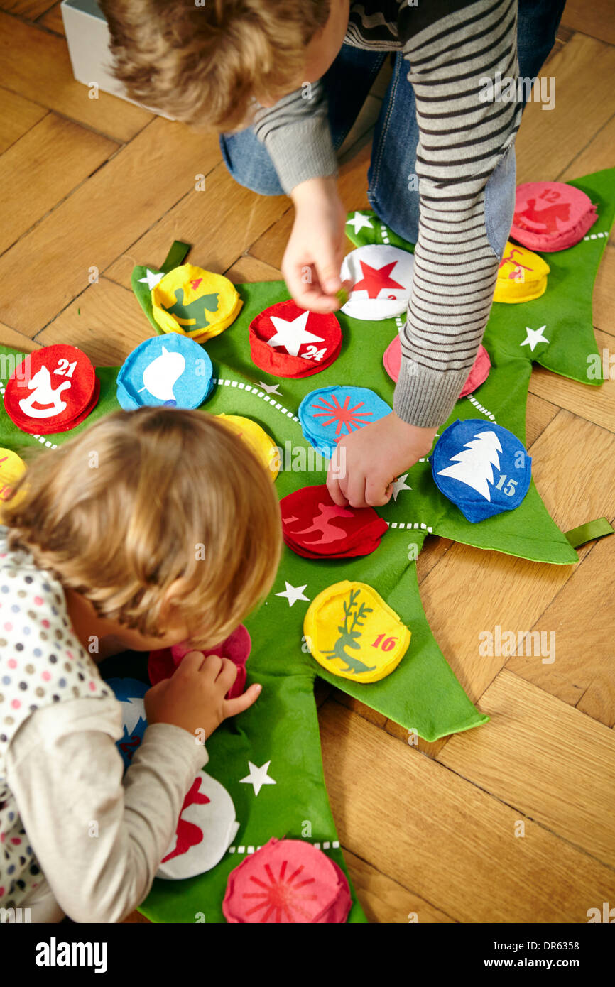 Bambini decorare calendario dell'Avvento, Monaco di Baviera, Germania Foto Stock