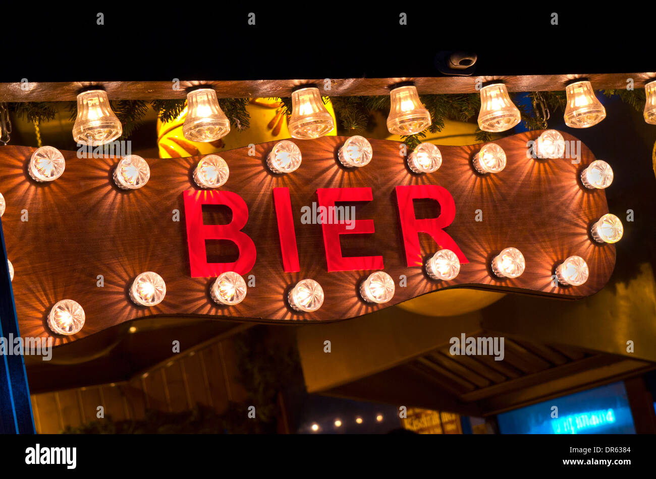 Il tedesco mercatino di Natale Bier segno di stallo illuminata di notte South Bank London REGNO UNITO Foto Stock