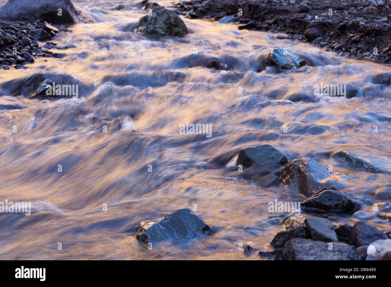 Flusso di acqua che scorre sulle pietre nel Barranco de Angustias nella Caldera de Taburiente, La Palma, Isole Canarie, Spagna. Foto Stock