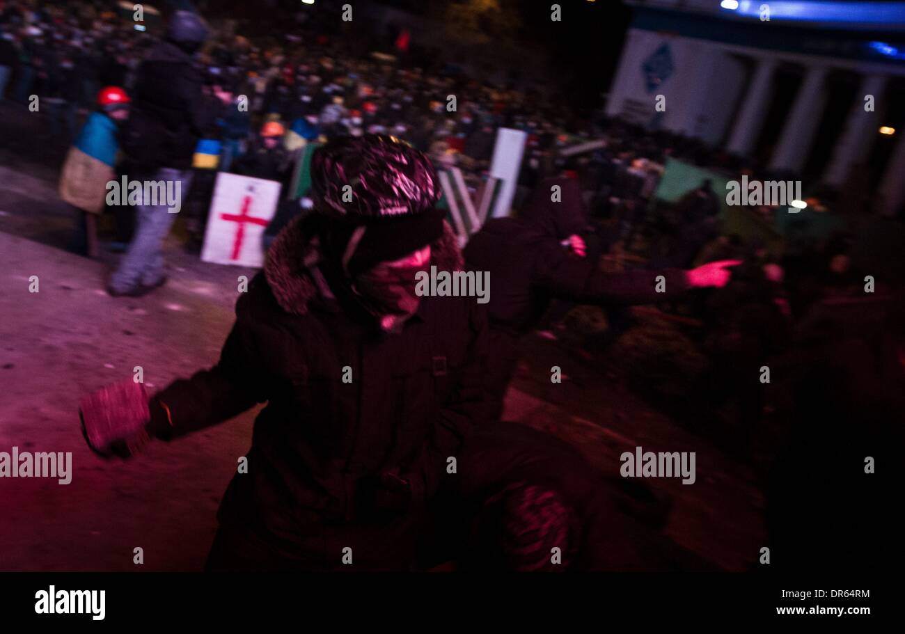 Kiev, Ucraina. Xx gen, 2014. I manifestanti si scontrano con la polizia, nel centro di Kiev, Ucraina, il 20 gennaio 2014. Manifestanti hanno eretto delle barricate da veicoli carbonizzati e altri materiali nel centro di Kiev come il suono di granate stun può essere sentito in congelamento aria come la polizia cerca di sedare anti-government street proteste. Credito: Sergii Kharchenko/NurPhoto/ZUMAPRESS.com/Alamy Live News Foto Stock