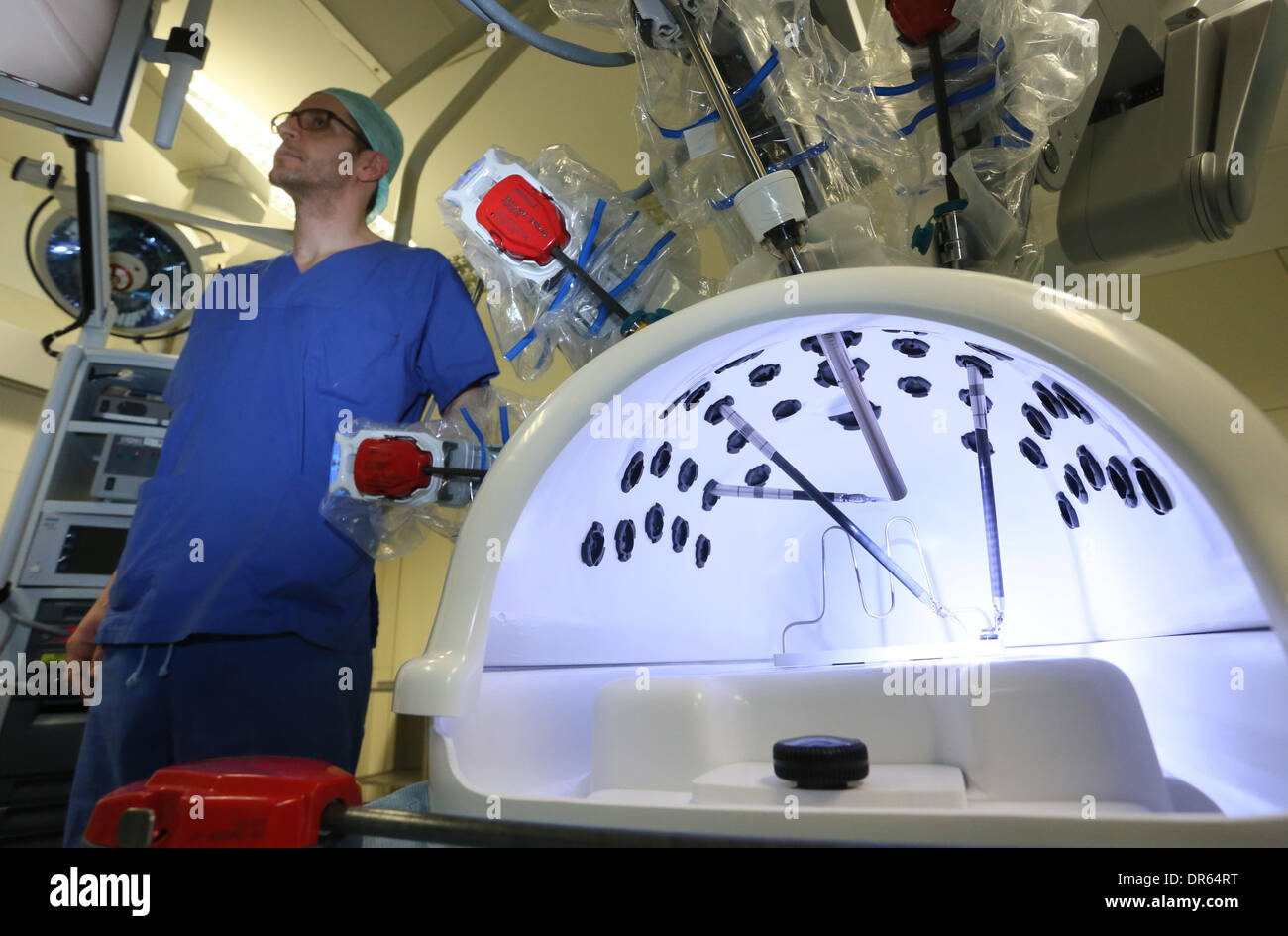 Berlino, Germania. Xx gen, 2014. Direttore medico della clinica di urologia. Ahmed Magheli, eyplains il nuovo 3D robot operativo a Charite-Campus Mitte di Berlino, Germania, 20 gennaio 2014. La Charite presentato il Da Vinci robot di ultima generazione per operazioni complesse in addome, pelvi e cassa toracica. Foto: STEPHANIE PILICK/dpa/Alamy Live News Foto Stock