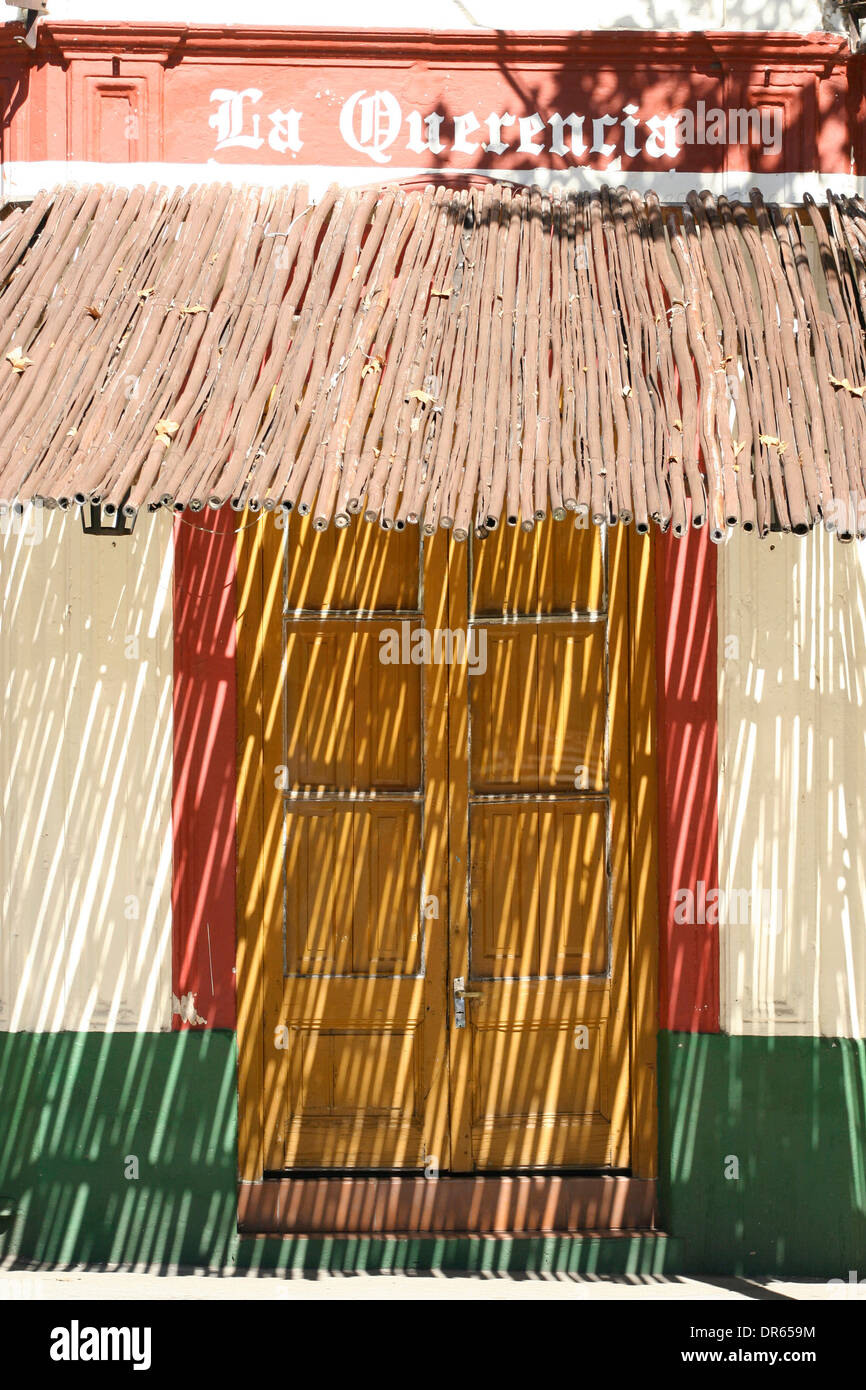 Shop porta durante l ora della siesta, Colombia Foto Stock