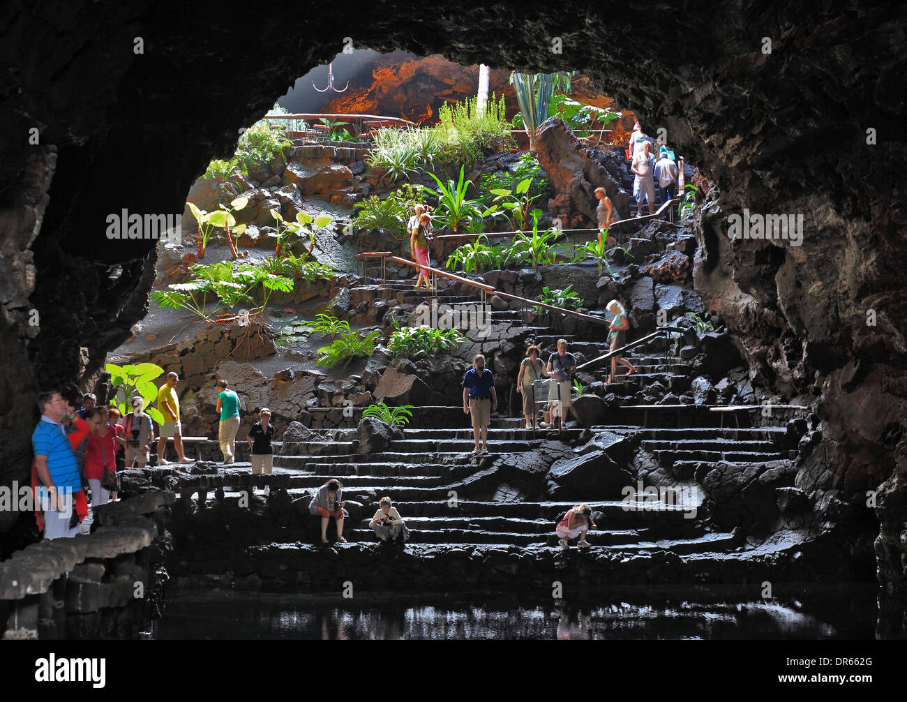 La grotta con lo stagno con il bianco di granchi di Jameos del Agua, nel campo di lava del Volcan de la Corona, Lanzarote, può Foto Stock