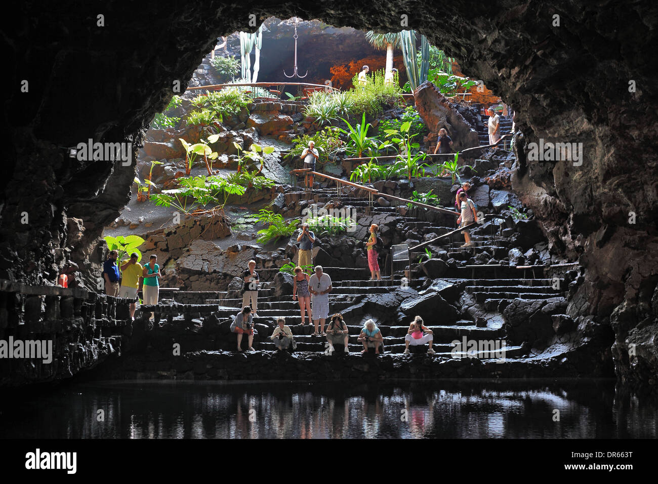 La grotta con lo stagno con il bianco di granchi di Jameos del Agua, nel campo di lava del Volcan de la Corona, Lanzarote, può Foto Stock