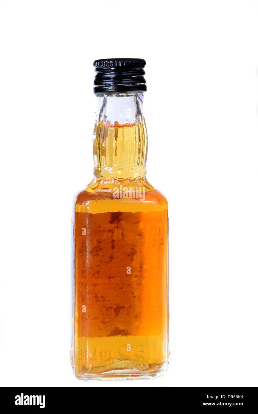 Ripresa macro di un whiskey bottiglia su bianco Foto Stock