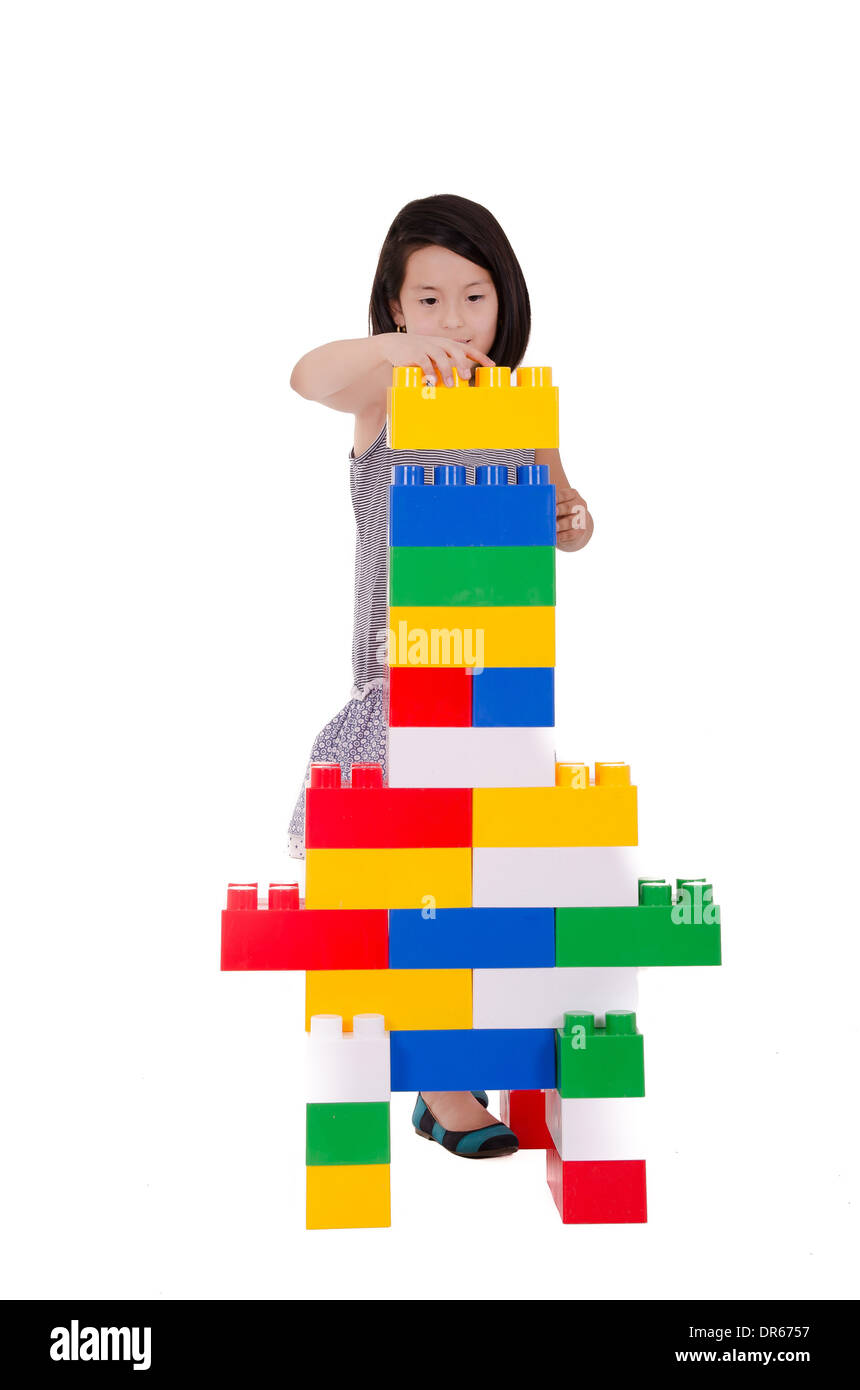 Bambino che gioca con la costruzione di blocchi Foto Stock