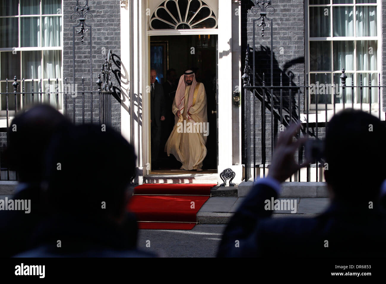 Emirati Arabi Uniti (EAU) Presidente Sheikh Khalifa Al-Nahyan (R) è accolto dal Primo ministro britannico David Cameron (L) a 10 Foto Stock
