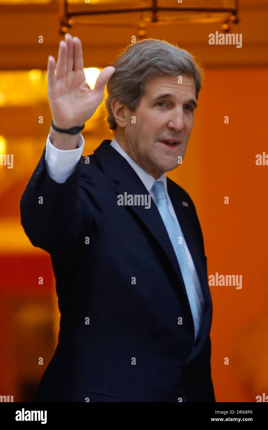 Il Segretario di Stato americano John Kerry (L) e il suo omologo britannico William Hague (R) al di fuori del numero 10 di Downing Street Foto Stock