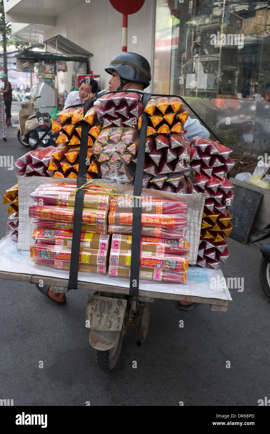 Corriere moto con incenso o Joss bastoni consegna la città di Ho Chi Minh Foto Stock
