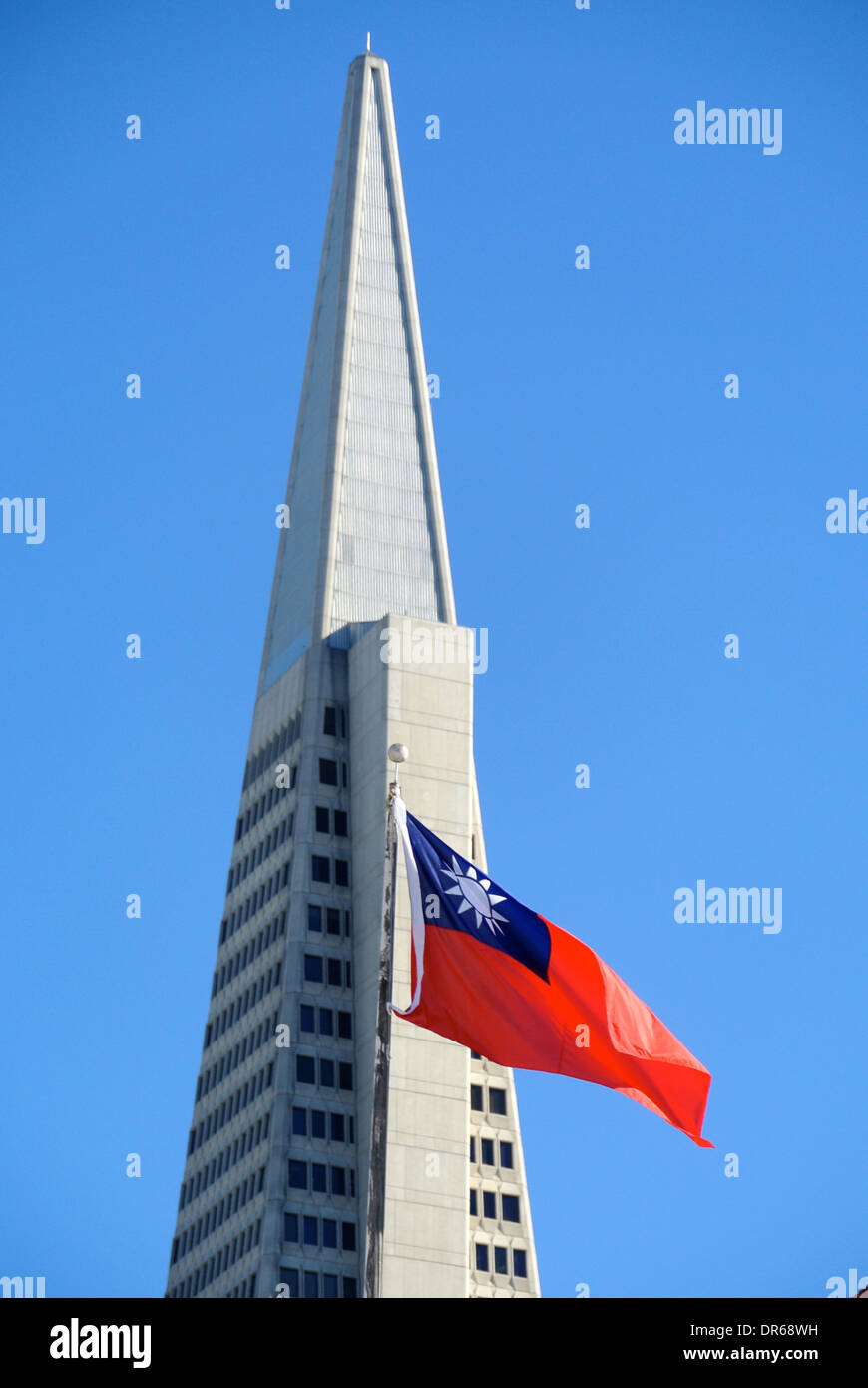 Vista della Piramide Transamerica edificio per uffici con bandiera di Taiwan in primo piano Foto Stock