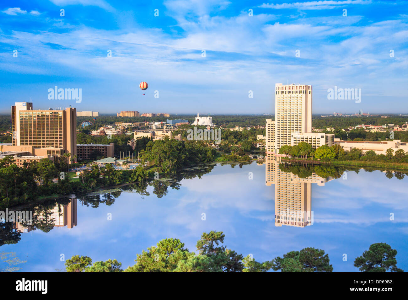 Vista del Centro Cittadino di Disney e del Lago Buena Vista di Orlando in Florida per giornata di sole Foto Stock
