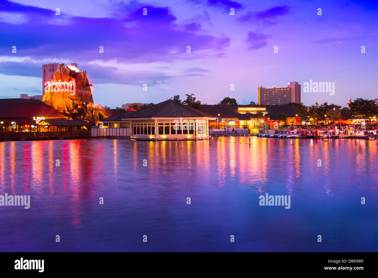 Vista notturna di Walt Disney World Downtown Disney Village in Lake Buena Vista Florida il 2 settembre 2013. Foto Stock