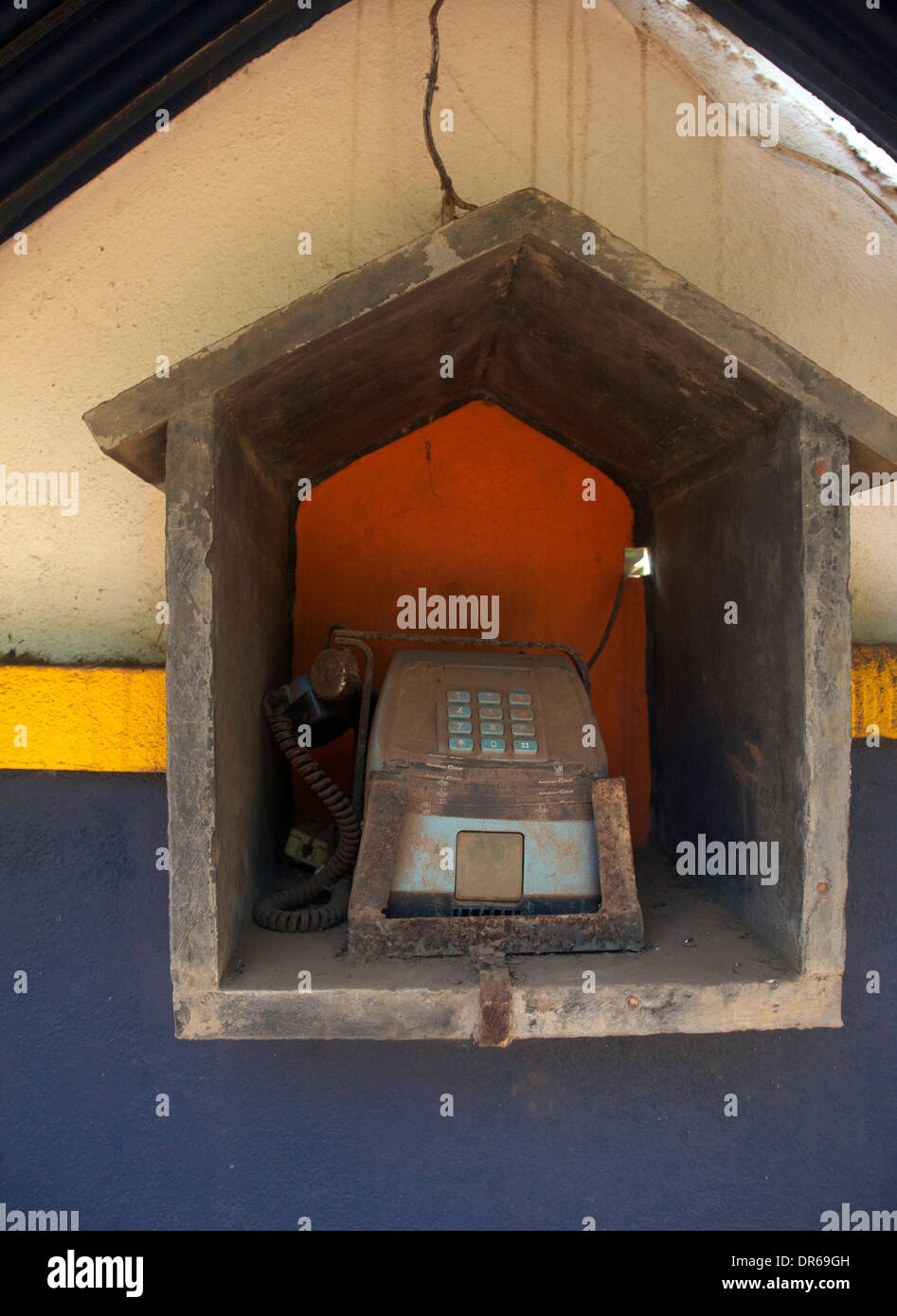 Un vecchio e sporco e telefono in Arpora, Goa, India Foto Stock