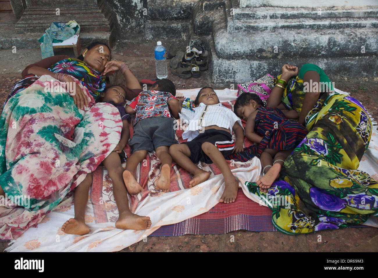 Famiglia addormentato al di fuori di Sé Catedral de Santa Catarina in Goa, India Foto Stock