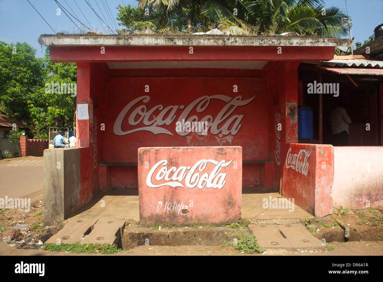 L'influenza di Coca Cola si estende fino a una fermata di autobus di un villaggio di Goa Foto Stock