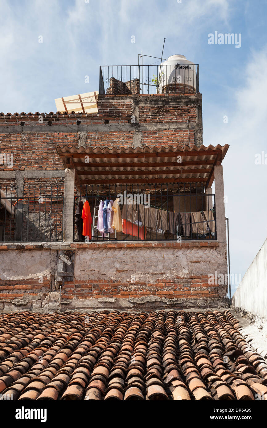 Servizio lavanderia appeso su un balcone ad asciugare in una casa a Viejo Vallarta - Puerto Vallarta, Jalisco, Messico Foto Stock
