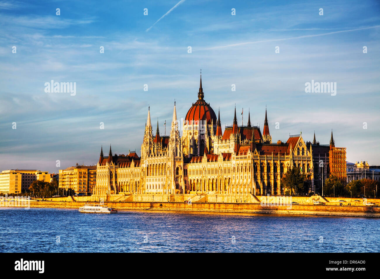 Parlamento ungherese edificio in Budapest, Ungheria al tramonto Foto Stock