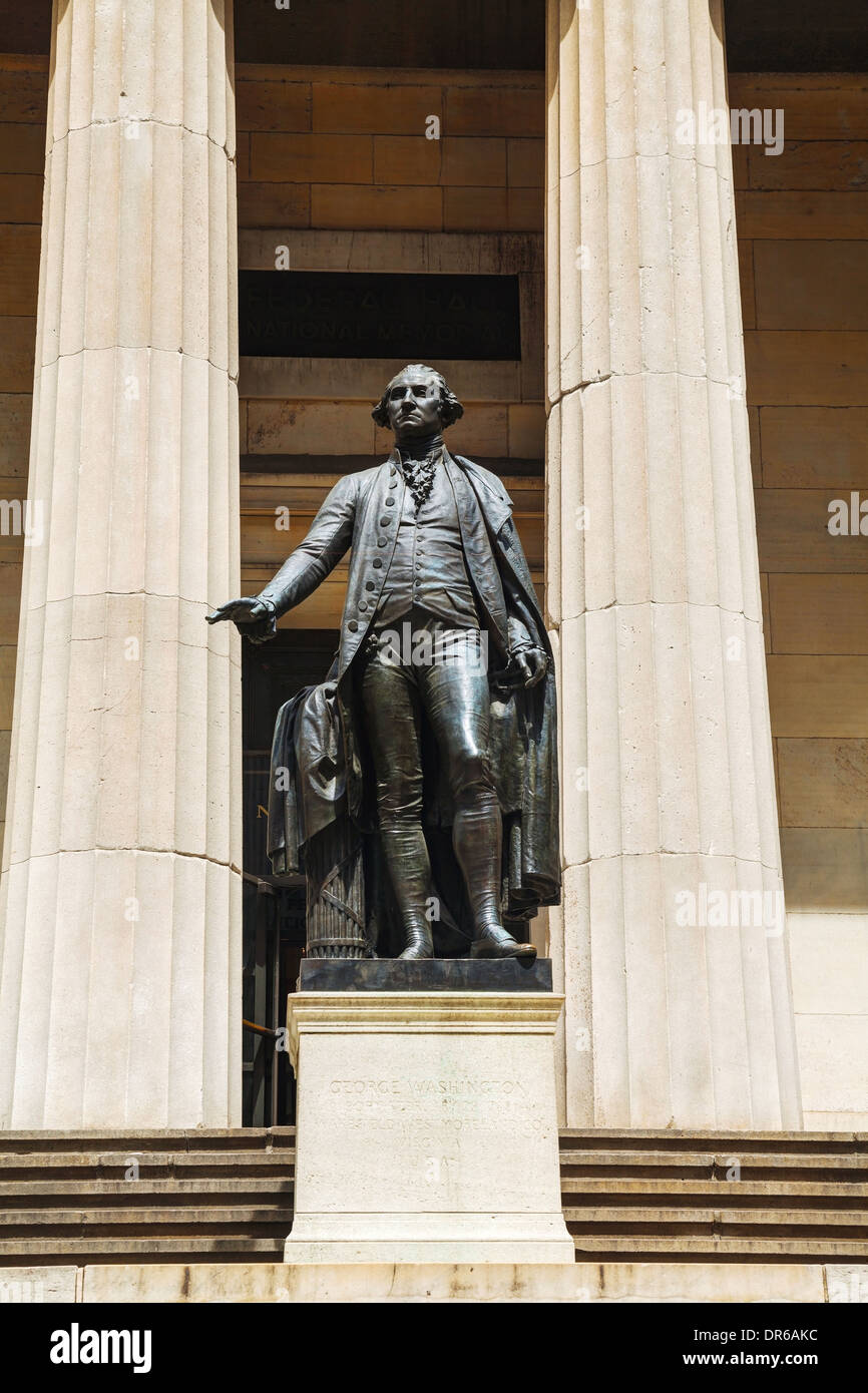 George Washington statua che si trova nella parte anteriore della Federal Hall National Memorial nella città di New York Foto Stock