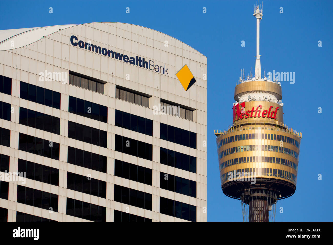 Commonwealth Bank logo sul grattacielo nel CBD di Sydney e il Sydney Tower con Westfield logo in distanza Sydney New South Wales AUSTRALIA Foto Stock