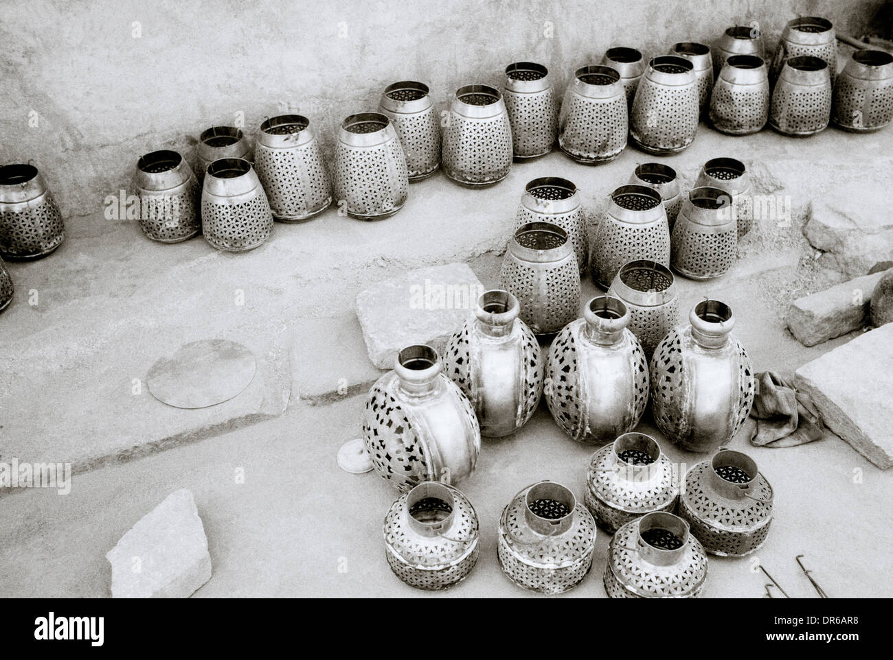 Fotografia di viaggio - Street lamiera nella produzione di Jodhpur in Rajasthan in India in Asia del Sud. Scena di vita ancora Artigiani metallico di metallo Foto Stock