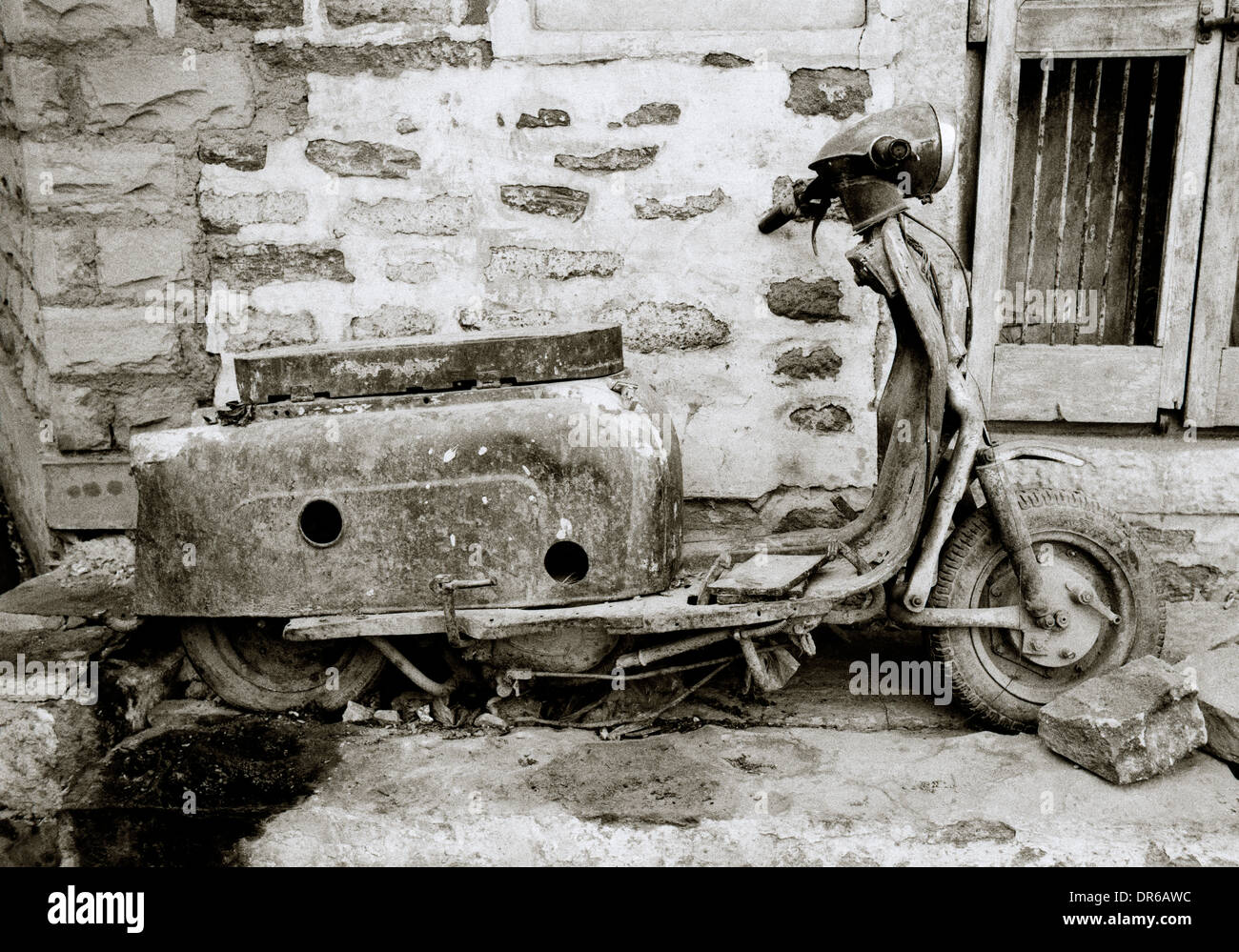 Fotografia documentaria - Vespa in decadimento di Jodhpur in Rajasthan in India in Asia del Sud. Moto ciclomotore Scene di strada Foto Stock