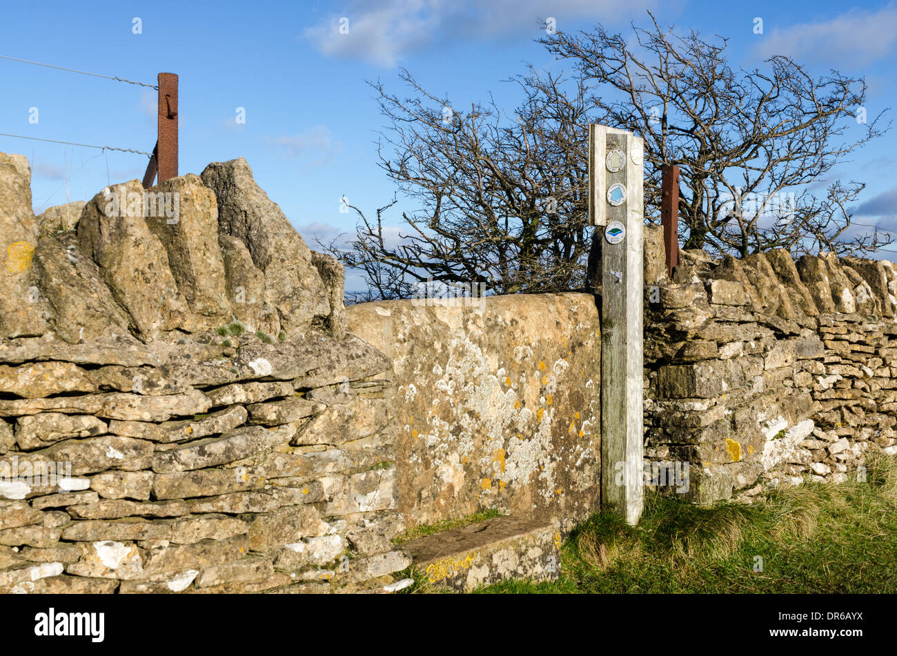 Direzione post attaccato a un muro di pietra su Bredon Hill in Worcestershire Foto Stock