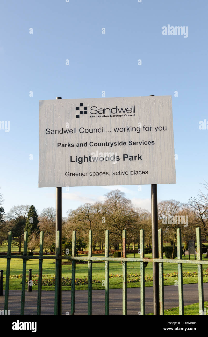 Sandwell parchi del Consiglio e i servizi di campagna segno a Lightwoods Park in Bearwood Foto Stock