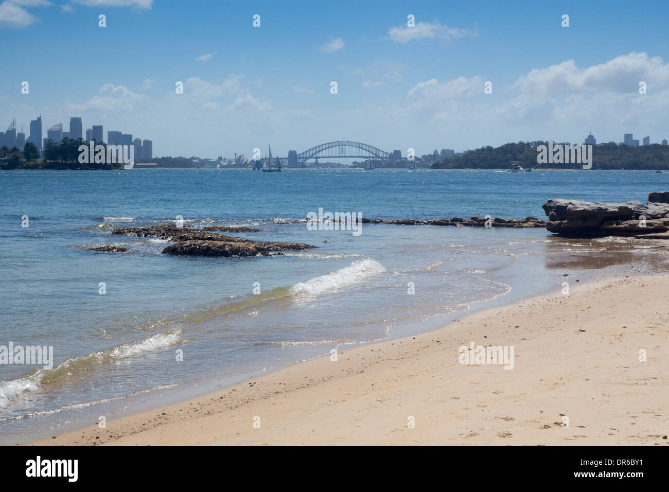 Spiaggia di latte con il Ponte del Porto di Sydney e dello skyline della città sullo sfondo Sydney New South Wales NSW Australia Foto Stock