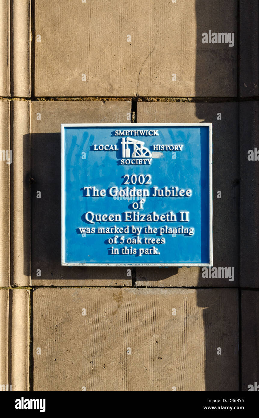 Targa blu che commemora il Golden Jubilee della Regina Elisabetta II Foto Stock