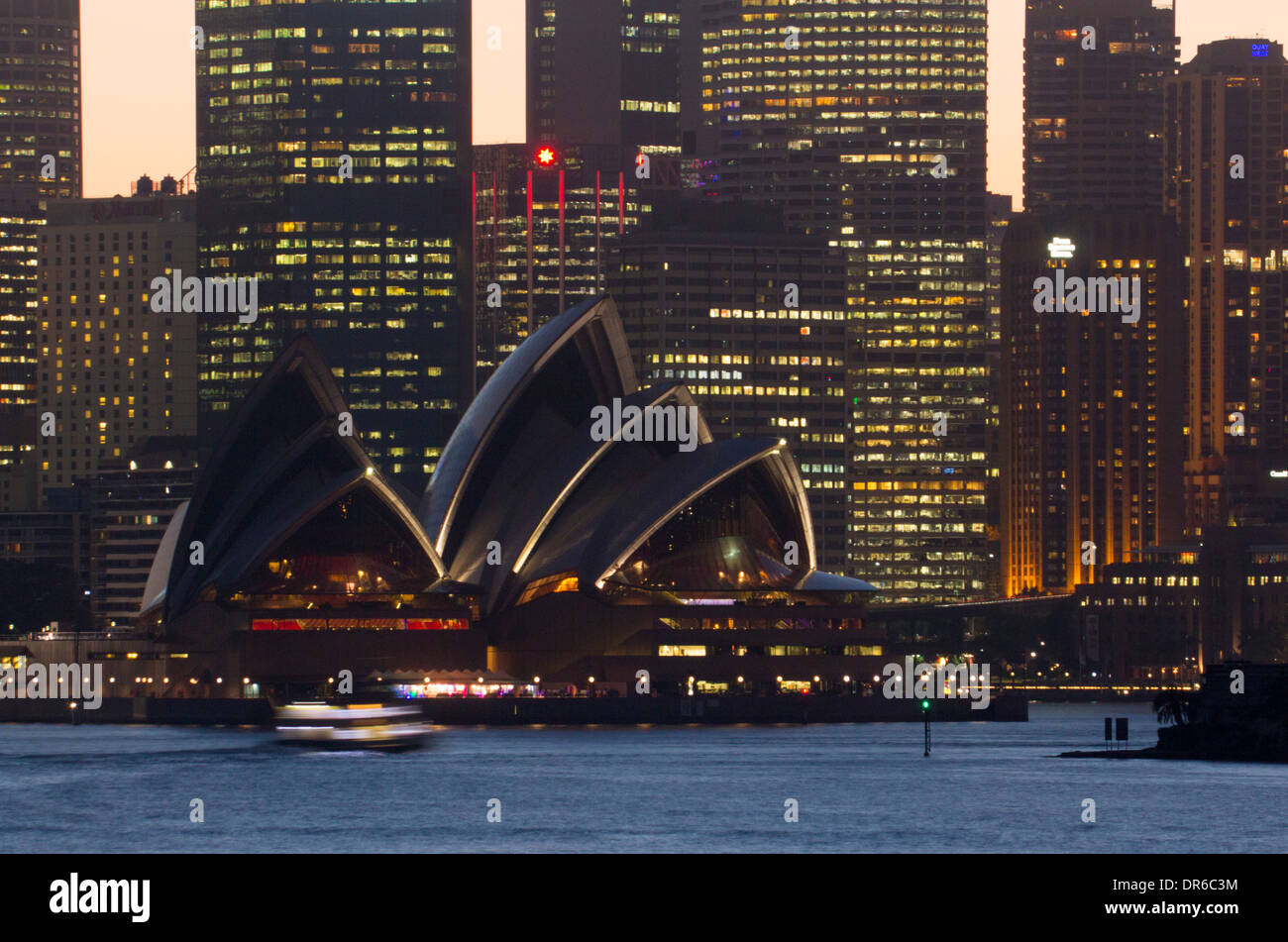 Sydney Opera House e lo skyline della CBD al tramonto notte da Cremorne Point Sydney New South Wales NSW Australia Foto Stock