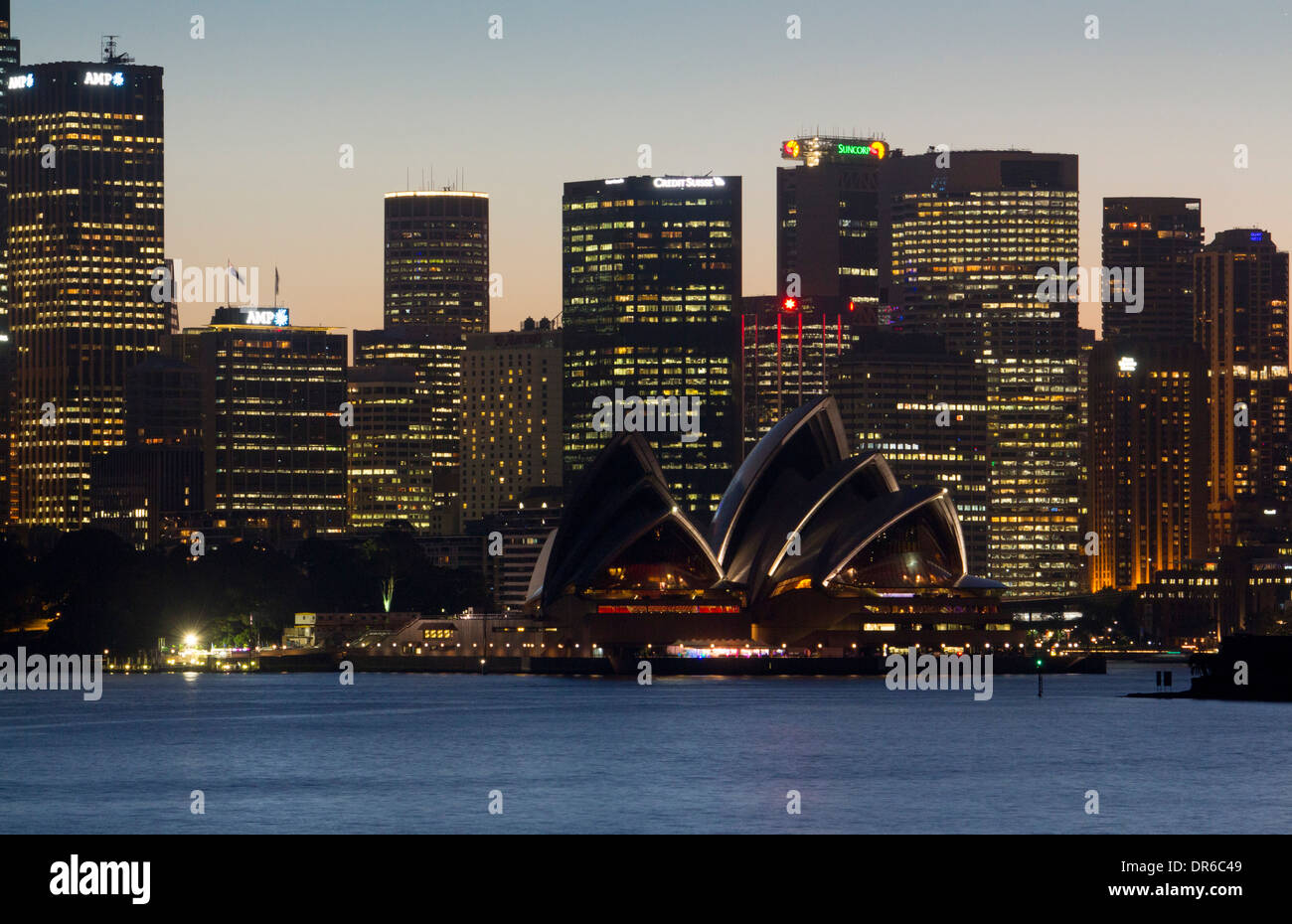 Sydney Opera House e lo skyline della CBD al tramonto notte da Cremorne Point Sydney New South Wales NSW Australia Foto Stock