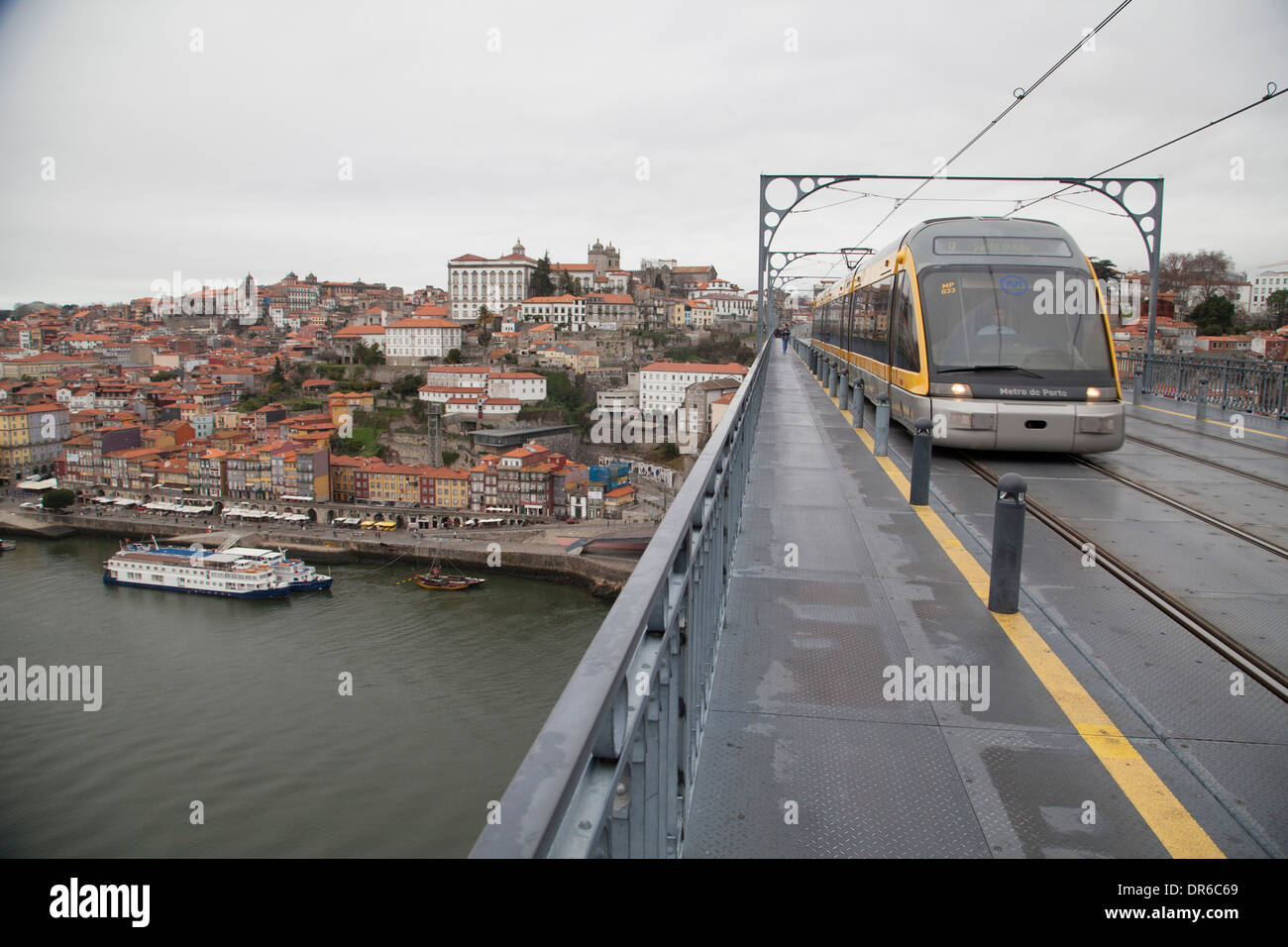 Porto Porto città strada urbana in Europa turismo barca costruzione architettura river coast Portogallo Douro Duero case case travel Foto Stock