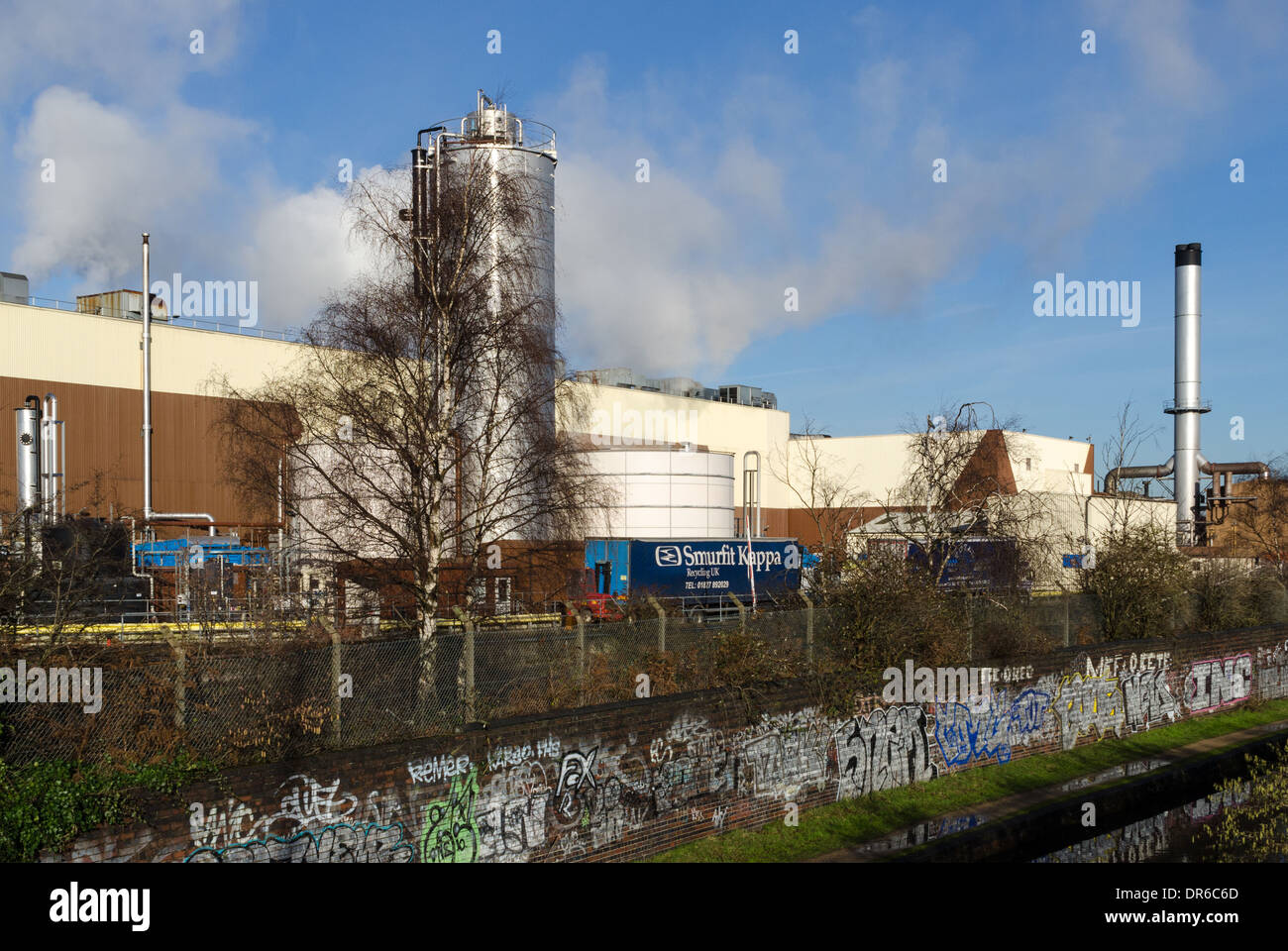 Smurfit Kappa impianto di riciclaggio dal fiume Rea in esecuzione lungo Heartlands Parkway in Saltley, Birmingham Foto Stock