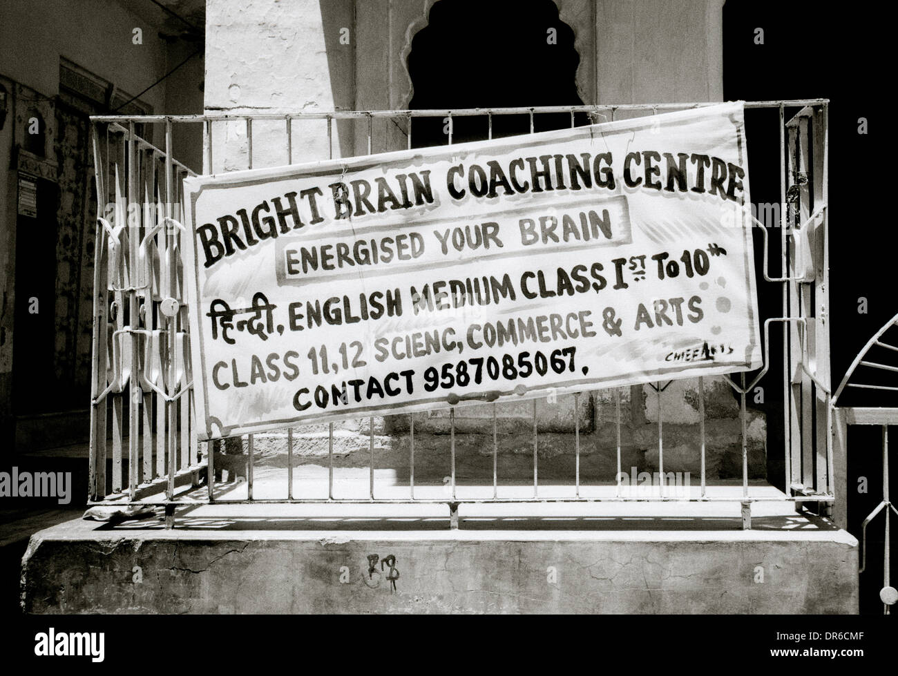 Street Photography - Scuola di segno nel mercato di Jodhpur in Rajasthan in India in Asia del Sud. Istruzione documentario educativo b&w documentario Foto Stock