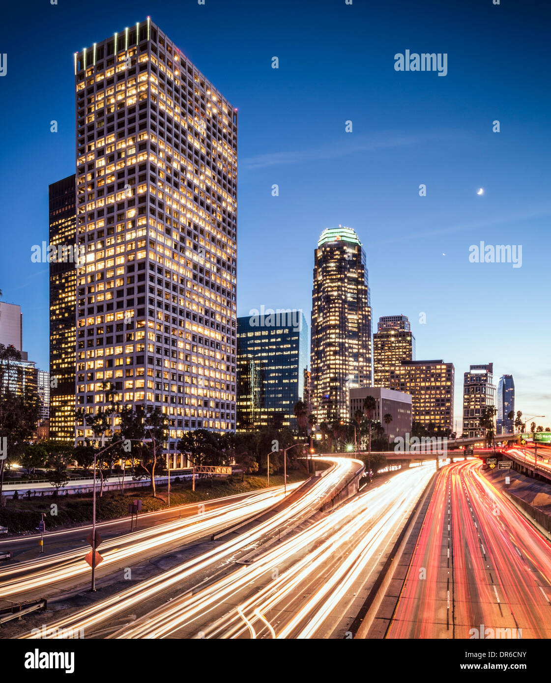 Los Angeles, California, Stati Uniti d'America skyline del centro al crepuscolo. Foto Stock