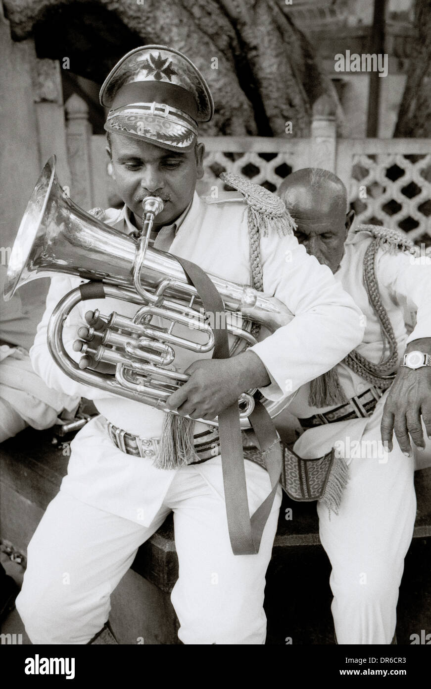 Street band di musicisti in Brahmpuri Brahmpur blu della città di Jodhpur in Rajasthan in India in Asia del Sud. Uomo uomini Musicali musicista umorismo umorismo Travel Foto Stock