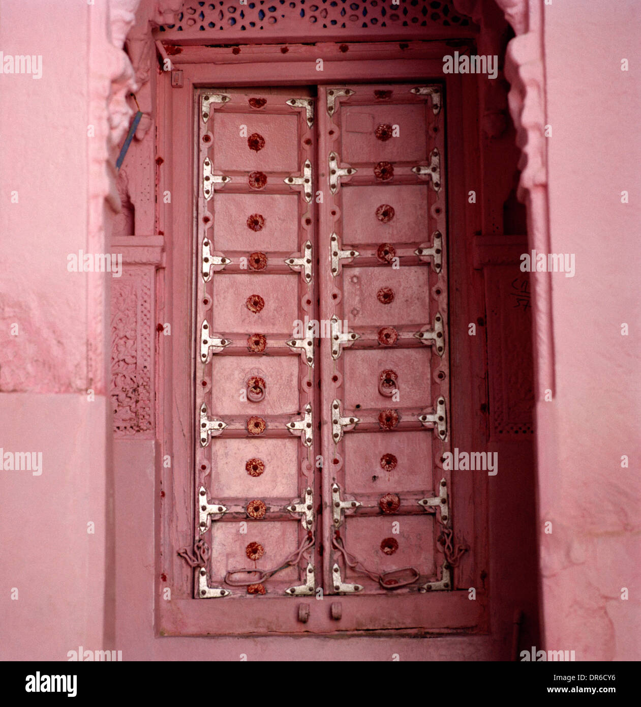 Fotografia di viaggio - Rosa porta in Brahmpur Brahmpuri quartiere della città vecchia di Jodhpur in Rajasthan in India in Asia del Sud Foto Stock