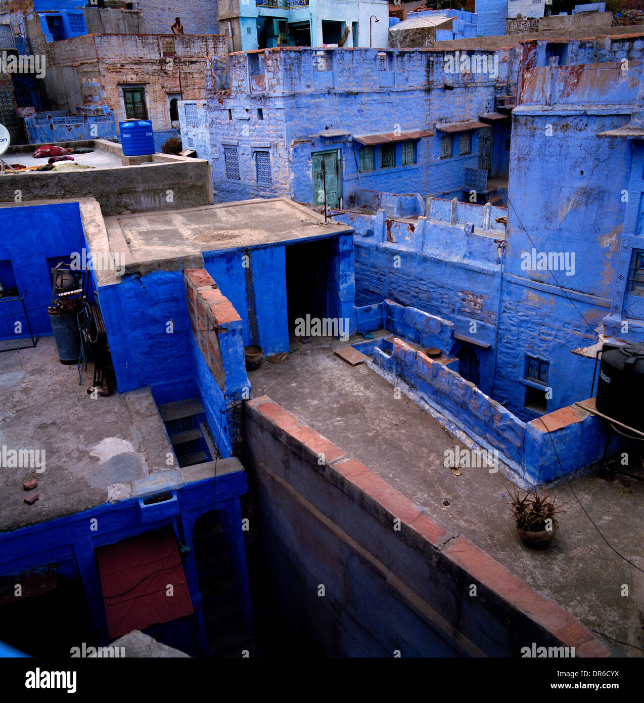 Fotografia di viaggio - La comunità della città blu Brahmpuri vecchio quartiere storico di Jodhpur in Rajasthan in India in Asia del Sud. Casa Urbana del paesaggio Foto Stock