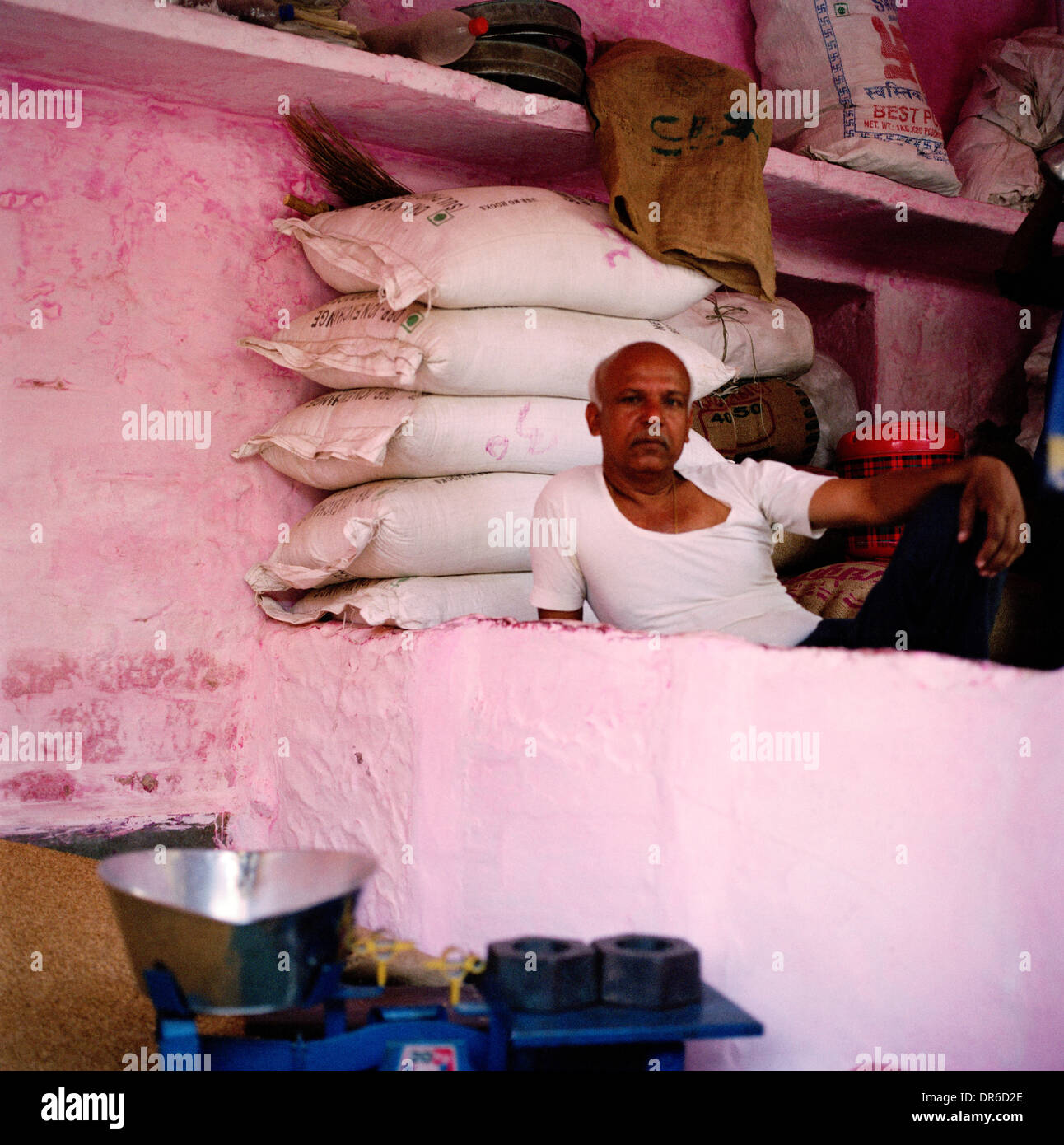 Fotografia di viaggio - un mercante di grano business man in Jodhpur in Rajasthan in India nel Rajasthan Asia del Sud. Imprenditore Lifestyle La vita di persone Foto Stock